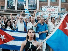 Manifestación por la democracia en Cuba en la explanada de la Intendencia de Montevideo. Manifestación por la democracia en Cuba en la explanada de la Intendencia de Montevideo.