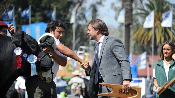 El presidente Luis Lacalle Pou en una visita a la última Expo Prado, donde habló sobre el precio del dólar. Foto: Presiencia El presidente Luis Lacalle Pou en una visita a la última Expo Prado, donde habló sobre el precio del dólar. Foto: Presiencia