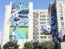 El jugador argentino Lionel Messi aparece en un cartel publicitario de la Copa Mundial de la FIFA en LA Live, en el centro de Los Ángeles, California, el 3 de junio de 2026. El jugador argentino Lionel Messi aparece en un cartel publicitario de la Copa Mundial de la FIFA en LA Live, en el centro de Los Ángeles, California, el 3 de junio de 2026.