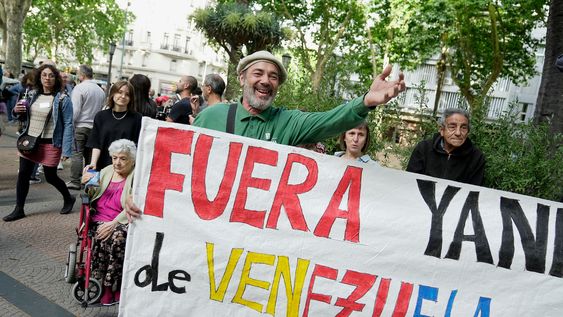 Manifestantes contra la operación de Estados Unidos en Venezuela, el sábado 3 de enero en Montevideo. Manifestantes contra la operación de Estados Unidos en Venezuela, el sábado 3 de enero en Montevideo.