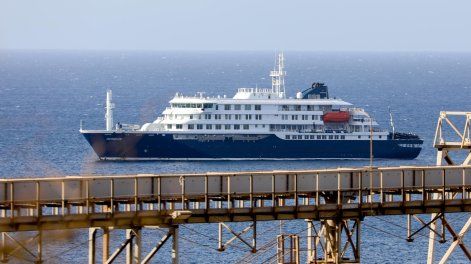 El crucero holandés MV Hondius se encuentra anclado frente a la costa de la ciudad de Praia, en la isla de Santiago, Cabo Verde, este lunes, tras la muerte de tres personas a bordo a causa de un síndrome respiratorio agudo.