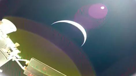 La media luna de la Tierra se observa desde una cámara instalada en los paneles solares de la nave espacial Orión, durante el primer día de vuelo de la misión Artemis II.