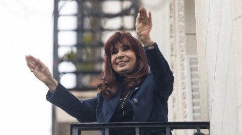 Fernández en el balcón de su apartamento, saludando a los militantes kirchneristas