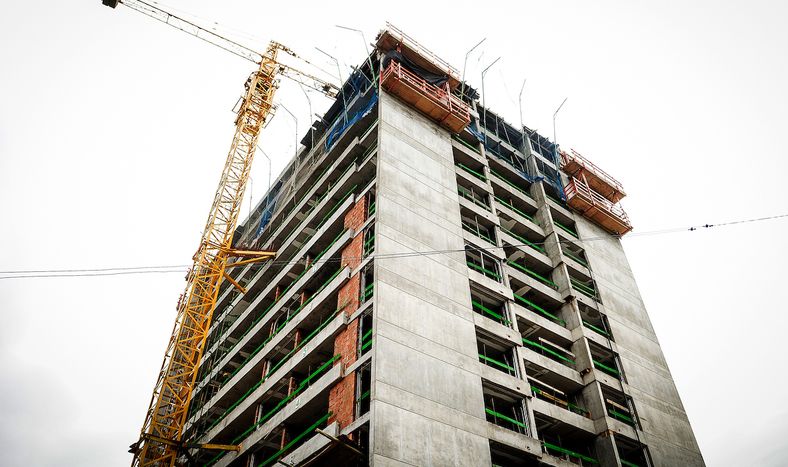 Un edificio en construcción, en Montevideo.
