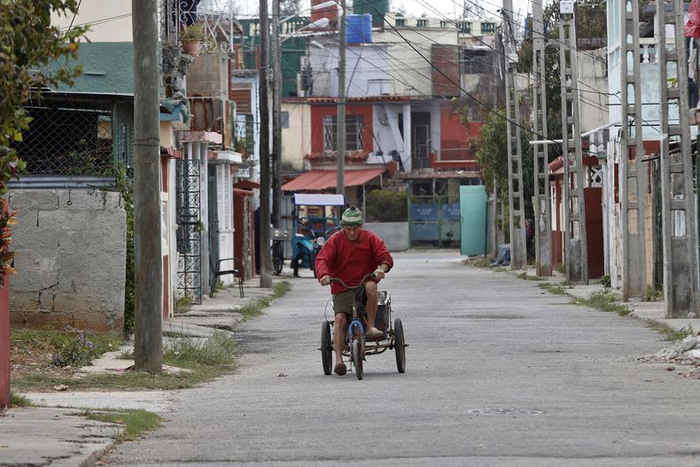 Una persona transita por una calle en La Habana, lunes 23 de febrero de 2026.