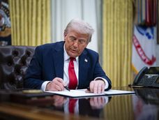El presidente de Estados Unidos, Donald Trump, firma una orden ejecutiva El presidente de Estados Unidos, Donald Trump, firma una orden ejecutiva