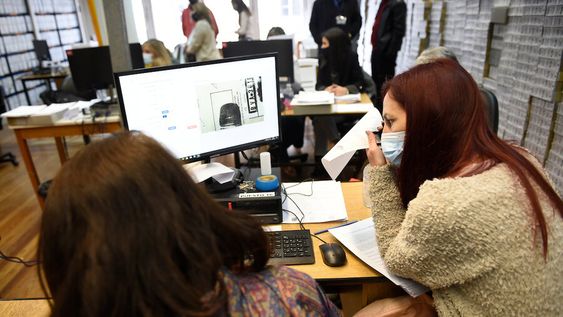 Proceso de verificación de firmas presentadas para convocar referéndum contra la LUC, en la Corte Electoral, Montevideo. Foto: Daniel Rodriguez / adhocFOTOS