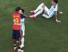 Lamine Yamal recibe la felicitación del capitán argentino Lionel Messi tras ganar la final del Mundial 2026.