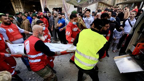 Personal de emergencia en el lugar de los hechos tras un ataque aéreo israelí contra un barrio de la localidad de Mieh Mieh, cerca de Sidón, en el sur de Líbano, el 13 de marzo de 2026. (Líbano).