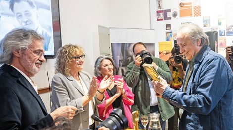 Búsqueda | El secretario de la Fundación Mario Benedetti Washington Carrasco con la presidenta Hortensia Campanella y la vocal Diane Denoir entregan a Joan Manuel Serrat el Premio Internacional a la Lucha por los Derechos Humanos y la Solidaridad.