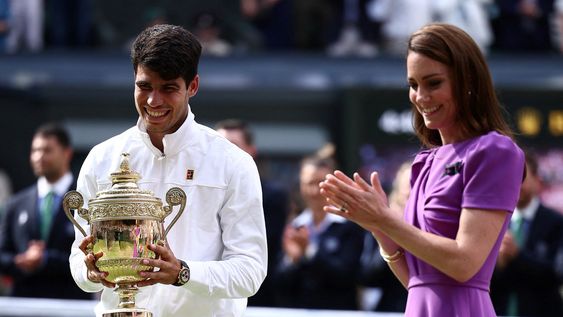 La princesa de Gales le entregó el trofeo de Wimbledon al ganador, Carlos Alcaraz. La princesa de Gales le entregó el trofeo de Wimbledon al ganador, Carlos Alcaraz.