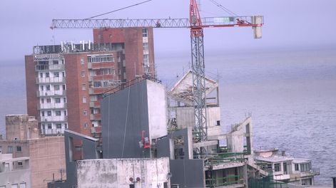 Una grúa en un edificio del centro de Montevideo. Foto: Pablo Vignali / adhocFOTOS