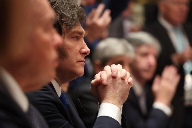 El presidente argentino Javier Milei asiste a un almuerzo bilateral ofrecido por el presidente estadounidense Trump en la Casa Blanca, en Washington, el 14 de octubre de 2025.