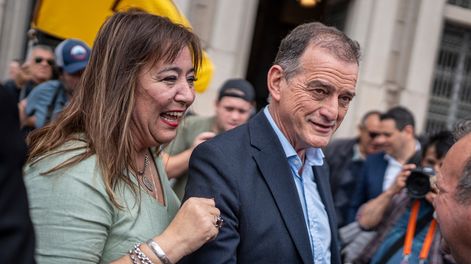Irene Moreira y Guido Manini Ríos durante la entrega de más de 320.000 firmas para habilitar el plebiscito de “deuda justa” el 7 de octubre