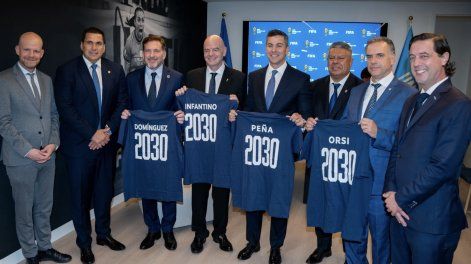 Yamandú Orsi e Ignacio Alonso reunidos con Gianni Infantino y Alejandro Domínguez en Nueva York, setiembre 2025.