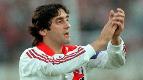 El uruguayo Enzo Francescoli luciendo la camiseta de River argentino.