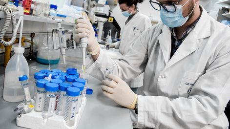 Investigadores en laboratorio del Instituto Pasteur de Montevideo