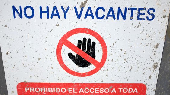 Cartel en una obra de construcción indicando que no se precisa personal.