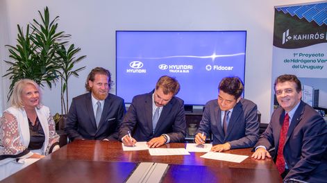 Firma del convenio entre Hyundai y Fidocar para la compra de camiones que Fidocar aportará al proyecto Kahirós