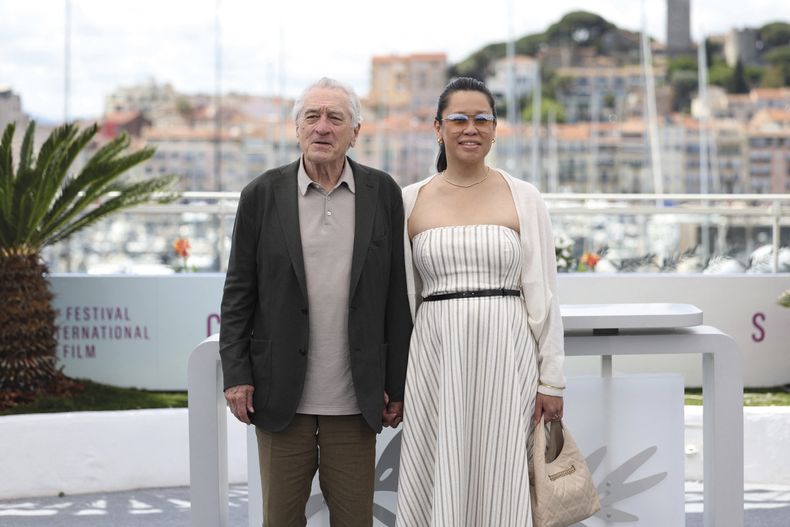 Robert De Niro y su pareja Tiffany Chen en una sesión fotográfica, a propósito de la&nbsp;Palma de Oro Honoraria que recibió el actor en la 78ª edición del Festival de Cannes