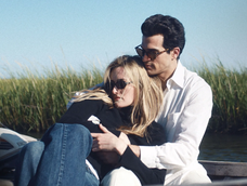 Sarah Pidgeon y Paul Anthony Kelly interpretan a John F. Kennedy Jr. y Carolyn Bessette en Love Story, disponible en Disney+. Sarah Pidgeon y Paul Anthony Kelly interpretan a John F. Kennedy Jr. y Carolyn Bessette en Love Story, disponible en Disney+.