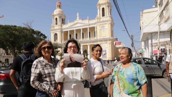 Una mujer muestra una foto donde aparece el papa León XIV este jueves, frente a la iglesia Santa María Catedral, en Chiclayo. Los católicos de Perú celebraron que se haya elegido a Robert Prevost como el papa León XIV