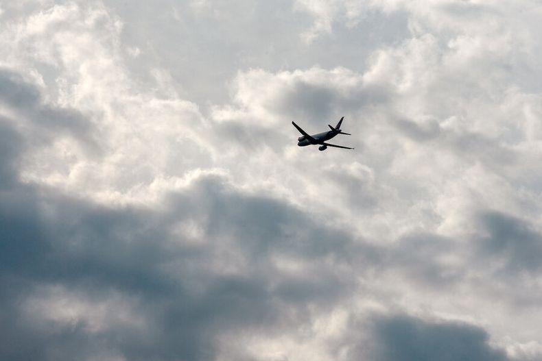 Avión tras despegue del aeropuerto de Carrasco. Foto: Ricardo Antúnez / adhocFOTOS.