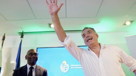 Edgardo Ortuño y Yamandú Orsi durante la ceremonia de asunción de autoridades del Ministerio de Ambiente en su sede en Montevideo.