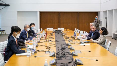 Reunion entre delegación del gobierno chino y representantes del gobierno nacional en Torre Ejecutiva en Montevideo. Foto: Mauricio Zina / adhocFOTOS