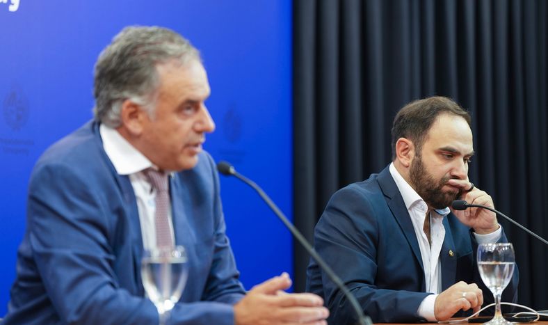 Yamandú Orsi y Gonzalo Civila, durante la presentación de la estrategia para personas en situación de calle.