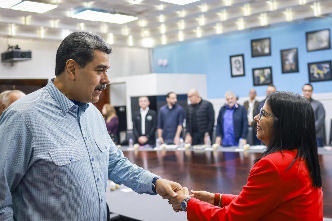 Nicolás Maduro saluda a la vicepresidenta Delcy Rodríguez en una reunión del Consejo de Ministros, en Caracas (Venezuela).