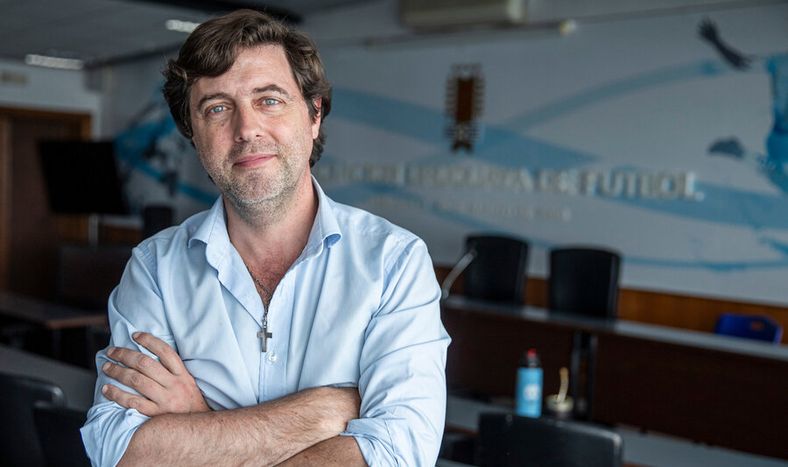 Ignacio Alonso en la sede de la Asociación Uruguaya de Fútbol