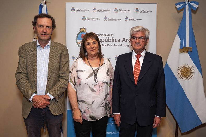 Comunicaciones y relaciones institucionales en Hotel Cottage Sergio Goloubintseff, María Belén Trigo y embajador de Argentina Alberto Iribarne