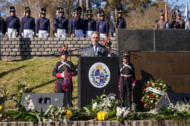 Yamandú Orsi en el acto oficial de la conmemoración del Bicentenario de la Declaratoria de la Independencia.