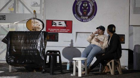Personas esperan la excarcelación de sus familiares este sábado, frente al comando de la Policía Nacional Bolivariana (PNB) conocido como Zona 7, en Caracas (Venezuela).