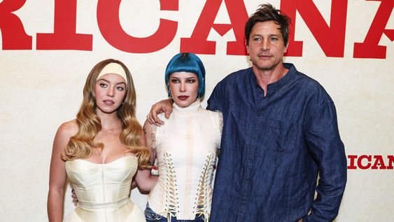 Las actrices Sydney Sweeney y Halsey (Ashley Nicolette Frangipane) con el también actor Simon Rex en la proyección especial de la película Americana en Los Ángeles, que significó el regreso público de Sweeney tras la polémica campaña publicitaria que protagonizó para American Eagle Las actrices Sydney Sweeney y Halsey (Ashley Nicolette Frangipane) con el también actor Simon Rex en la proyección especial de la película Americana en Los Ángeles, que significó el regreso público de Sweeney tras la polémica campaña publicitaria que protagonizó para American Eagle