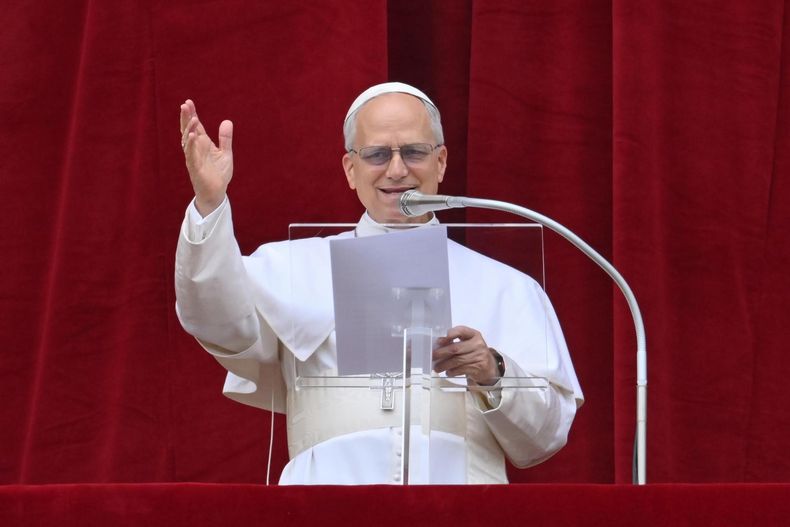El Papa León XIV pronuncia la oración Regina Caeli desde la logia central de la basílica de San Pedro en el Vaticano, el 11 de mayo de 2025