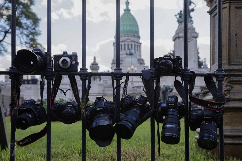 Cámaras colgadas en una reja en una protesta de reporteros gráficos de Argentina en solidaridad con el fotógrafo Pablo Grillo, en Buenos Aires.
