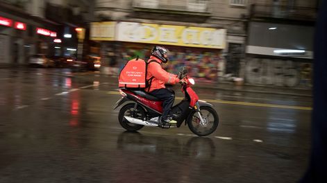 Un delivery zumbando por 18 de Julio