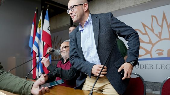 Presidente de ASSE, Álvaro Danza, en conferencia de prensa en el Parlamento. Presidente de ASSE, Álvaro Danza, en conferencia de prensa en el Parlamento.