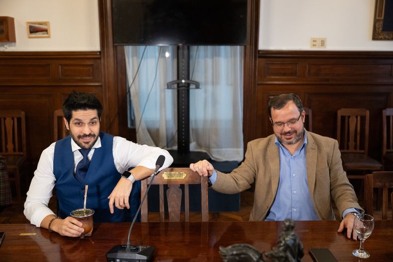 El senador Andrés Ojeda, secretario general del Partido Colorado, y el diputado colorado Felipe Schipani, durante una reunión con dirigentes nacionalistas en la Casa del Partido Nacional.