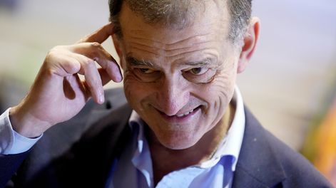 Guido Manini Ríos, líder de Cabildo Abierto, en cierre de campaña de octubre en el Platense Patín Club   