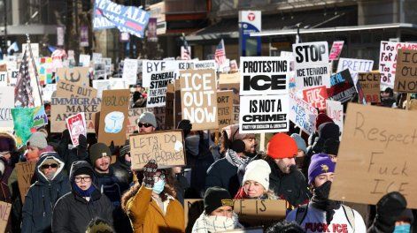 Personas participan en una protesta de “Paro Nacional” contra el Servicio de Inmigración y Control de Aduanas (ICE) de Estados Unidos en Minneapolis, Minnesota, el 30 de enero de 2026.