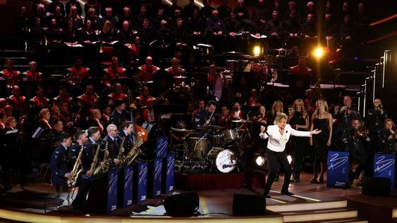 El músico, que fue nombrado caballero del Imperio británico en 2016 por parte de la reina Elizabeth II, interpretó una emotiva versión de Sailing, su gran éxito del año 1975.