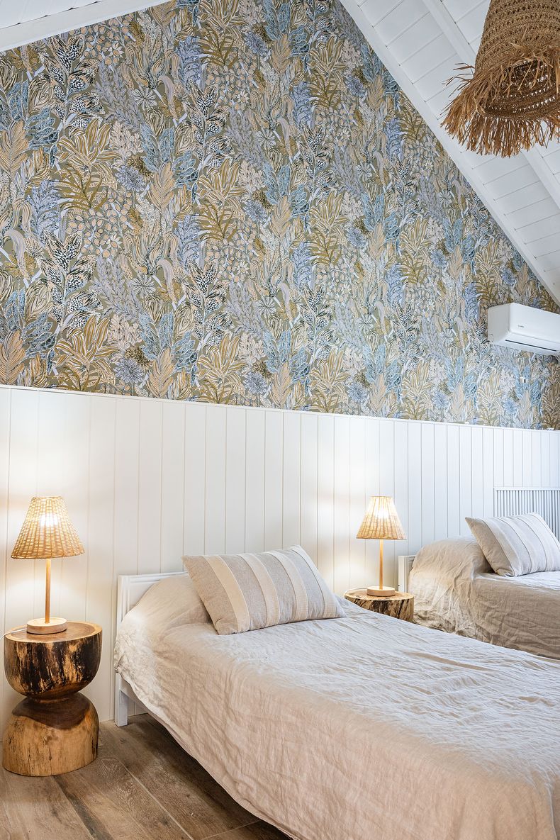 La inspiración mediterránea con líneas curvas y tonos claros primó en la estética de la casa. Sin embargo, Tatiana es una amante del color, por lo tanto, al recorrer los ambientes sorprenden toques vibrantes que potencian el estilo.