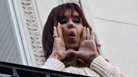 La expresidenta argentina Cristina Fernández de Kirchner saluda a sus simpatizantes desde el balcón de su residencia en Buenos Aires el 11 de junio de 2025