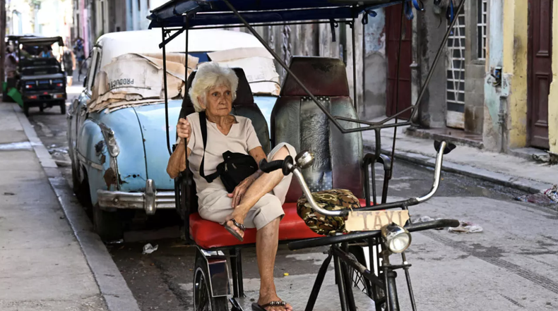 Una anciana descansa en un bicitaxi en La Habana el 3 de junio de 2025