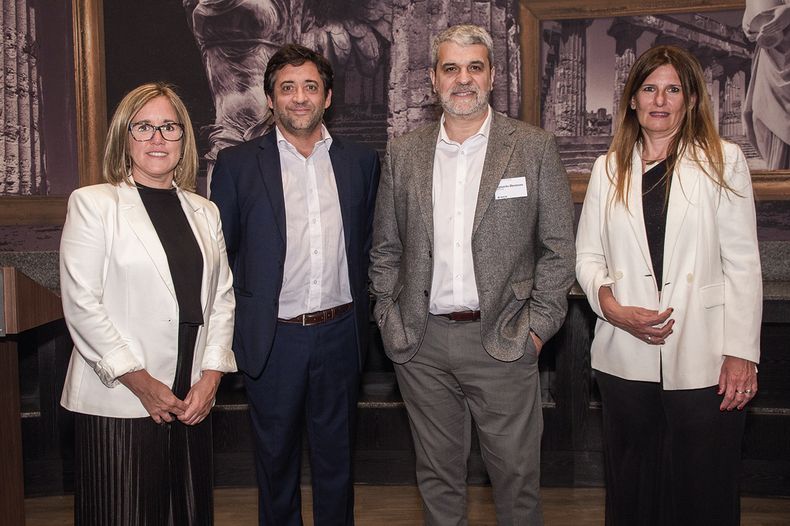 De MetLife: gerenta de Recursos Humanos Mariana Méndez, gerente de Operaciones Nicolás Tedeschi, vicepresidente regional de RRHH Ignacio Herrero y gerenta de Estrategia y Producto María Teresa Álvarez