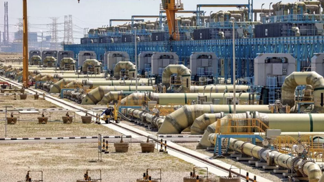 Esta fotografía, tomada el 30 de marzo de 2023, muestra una vista de la planta desalinizadora de Ras al-Khair, propiedad de la Saline Water Conversion Corporation (SWCC) del gobierno saudí, situada en la costa del Golfo, al este de Arabia Saudí. (imagen ilustrativa)