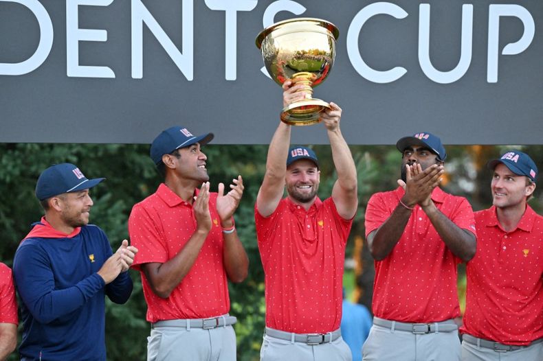 Parte del equipo de Estados Unidos en la premiación de la Presidents Cup